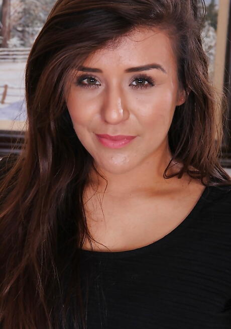 Stunning teen Niki Porter exposing big boobies and spreading her legs 