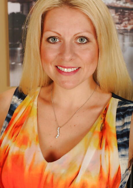 Sexy american blond aged Zoey Tyler exhibiting big titties and shaved pussy 